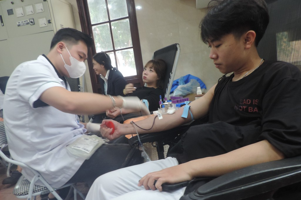 Đoàn viên, thanh niên quận Hoàn Kiếm hiến máu tình nguyện