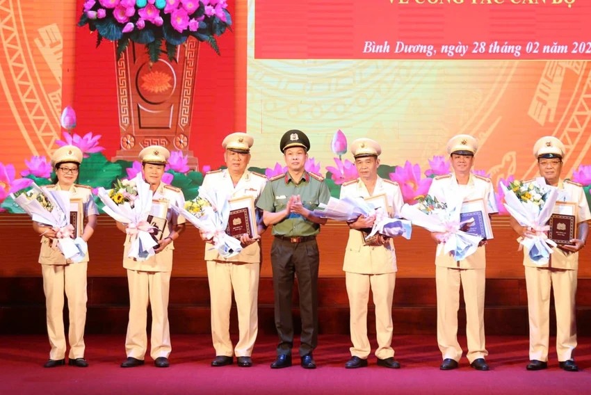 6 cán bộ là trưởng phòng và tương đương nghỉ hưu trước tuổi