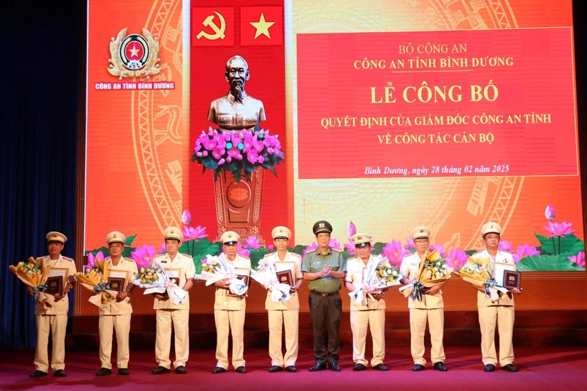8 cán bộ lãnh đạo phó trưởng phòng và tương đương nhận quyết định nghỉ hưu trước tuổi.