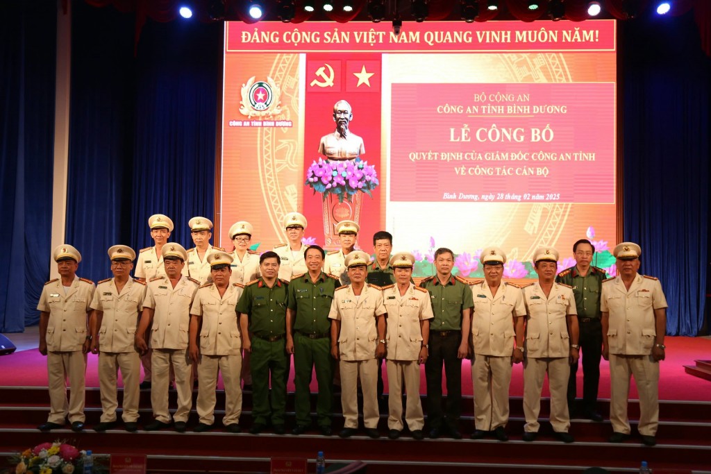Lãnh đạo Công an tỉnh Bình Dương chụp ảnh với các lãnh đạo cấp trưởng, phó phòng và tương đương nhận quyết định nghỉ hưu trước tuổi ngày 28-2 