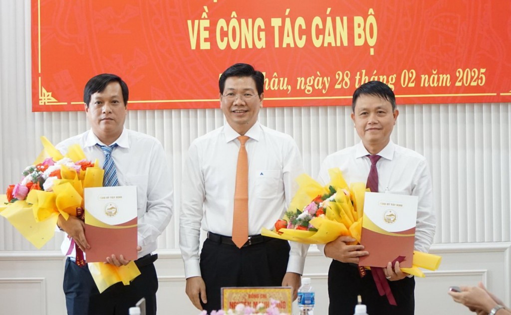 Phó Bí thư Tỉnh uỷ Nguyễn Mạnh Hùng trao quyết định cho các cán bộ (Ảnh: Ngô Tuyết)