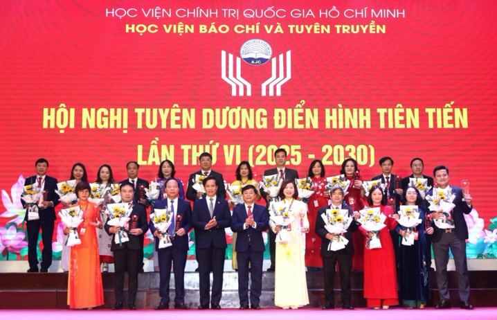 Học viện Báo chí và Tuyên truyền tuyên dương gương điển hình tiên tiến