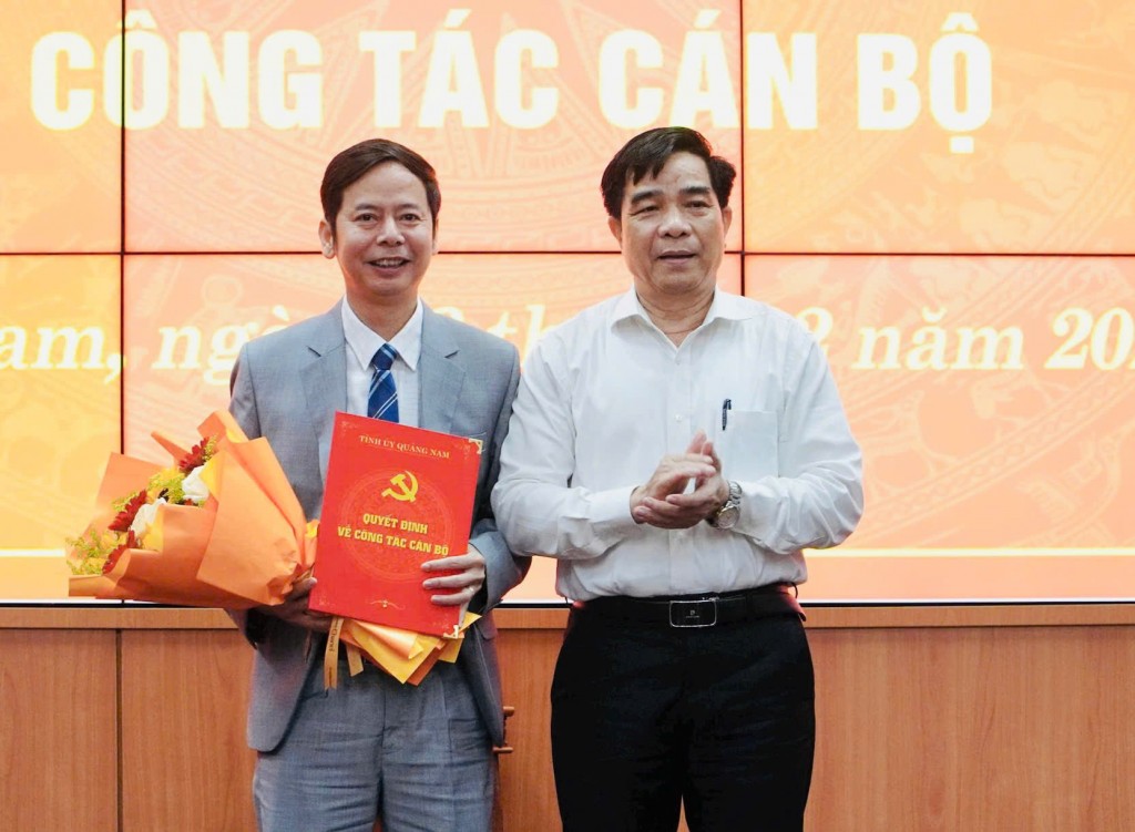 Phó Bí thư Tỉnh ủy, Bí thư Đảng ủy, Chủ tịch UBND tỉnh Lê Văn Dũng trao quyết định cho đồng chí Nguyễn Xuân Hà.