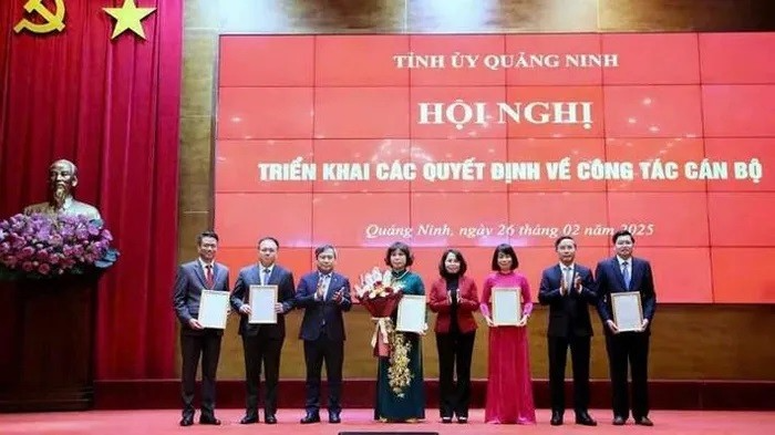 Thường trực Tỉnh ủy Quảng Ninh trao quyết định thành lập Sở Nội vụ và tặng hoa chúc mừng.