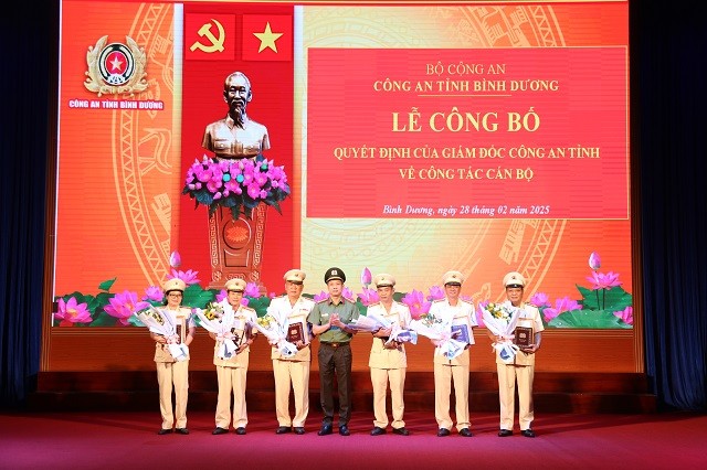 Trao quyết định nghỉ hưu trước tuổi cho 6 lãnh đạo cấp trưởng phòng
