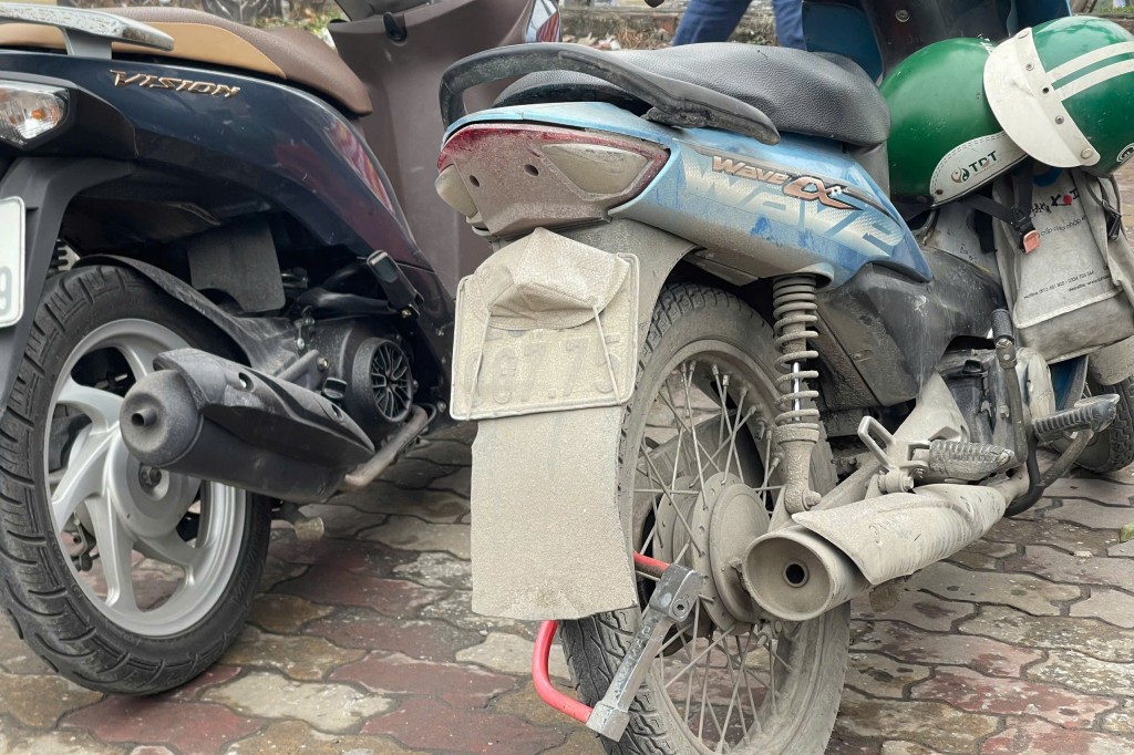 Nhiều phương tiện xe máy cố tình sử dụng khẩu trang để che biển số (hình ảnh ghi nhận tại bến xe Mỹ Đình)