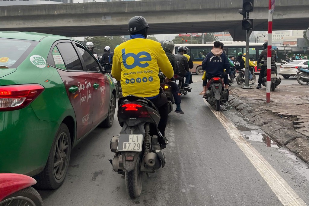 Dán băng dính đen là “thủ thuật” được nhiều chủ phương tiện sử dụng nhằm dễ dàng qua mắt lực lượng chức năng