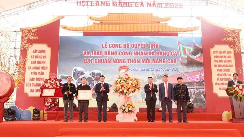 Trao Quyết định và Bằng công nhận đạt chuẩn nông thôn mới nâng cao cho xã Bằng Cả, thành phố Hạ Long. Trao Quyết định và Bằng công nhận đạt chuẩn nông thôn mới nâng cao cho xã Bằng Cả, thành phố Hạ Long.
