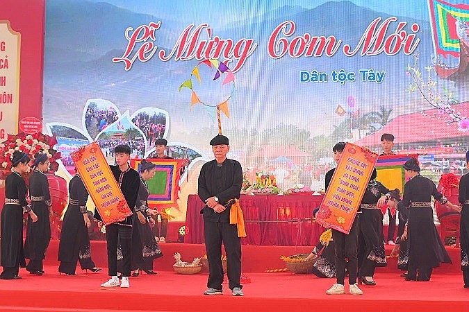 Tái hiện lễ mừng cơm mới của người Tày. Tái hiện lễ mừng cơm mới của người Tày.