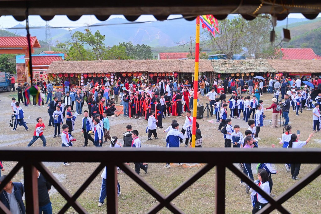 Thu hút đông đảo nhân dân đến dự khai hội Thu hút đông đảo nhân dân đến dự khai hội