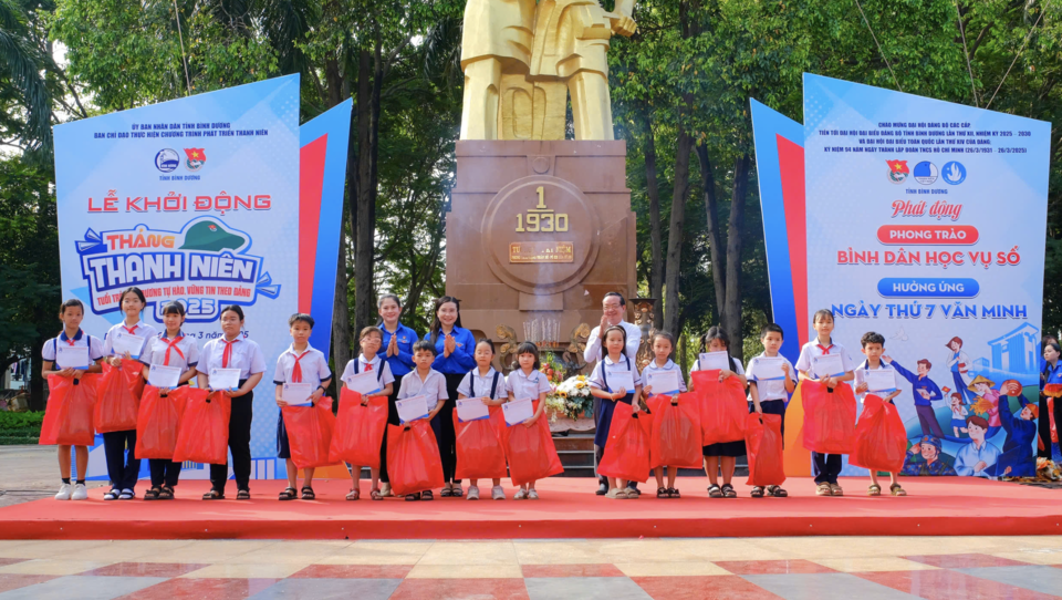Trao học bổng “Thắp sáng ước mơ thiếu nhi Bình Dương”