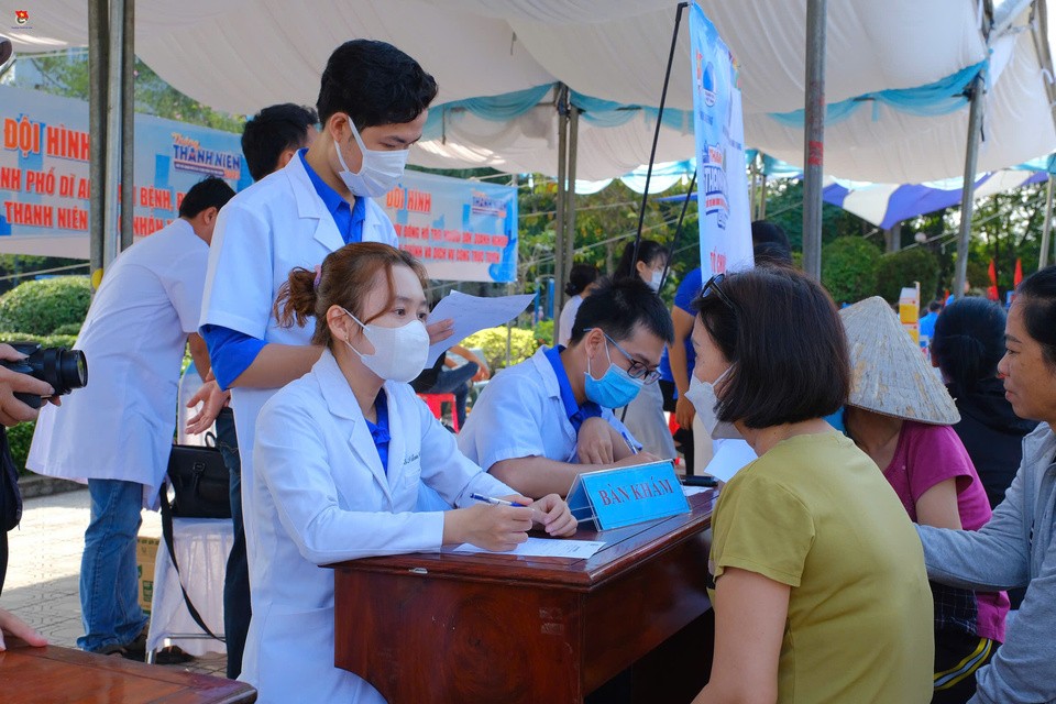 Người dân đến khám bệnh miễn phí trong chương trình khởi động Tháng Thanh niên năm 2025 tại Bình Dương.