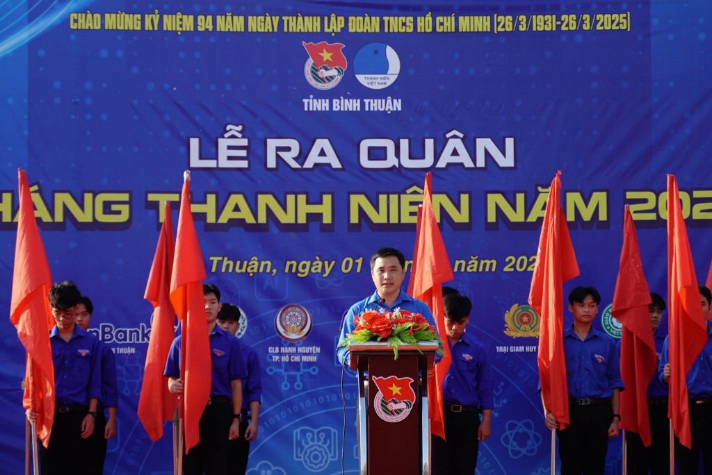 Bí thư Tỉnh đoàn Bình Thuận Trương Minh Quang phát biểu tại chương trình (Ảnh: binhthuan.gov.vn)
