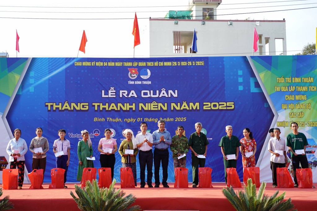 Trao tặng nhiều phần quà, công trình thanh niên tại lễ ra quân. (Ảnh: binhthuan.gov.vn)