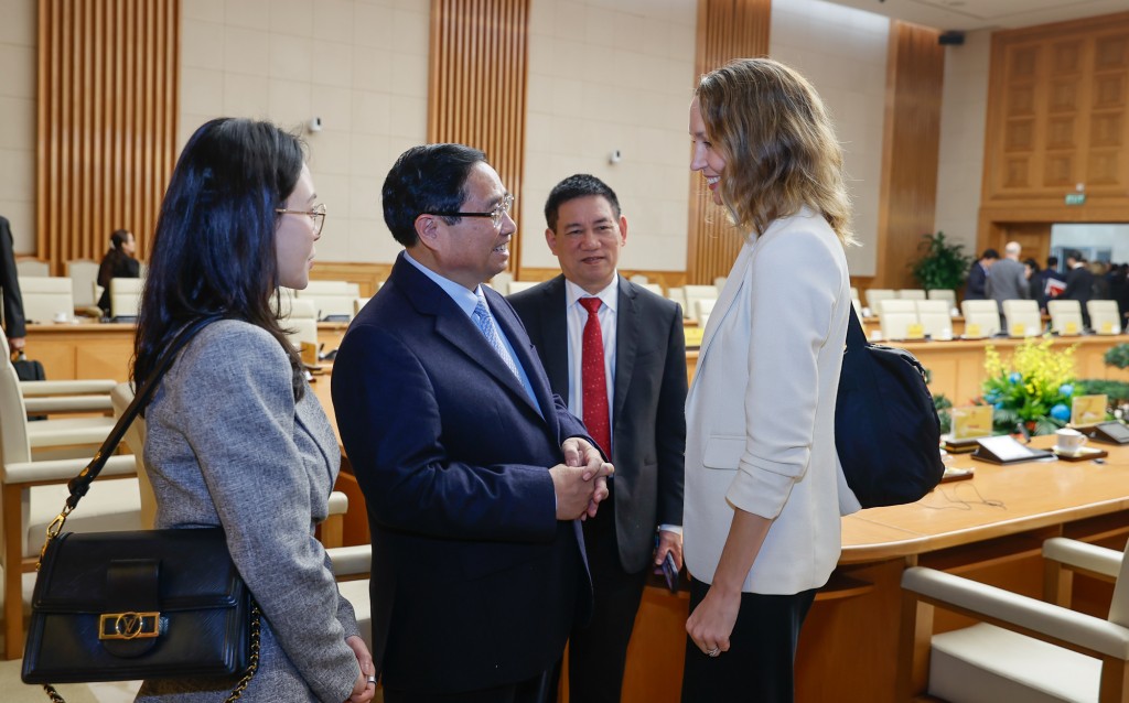 Thủ tướng Phạm Minh Chính, Phó Thủ tướng Hồ Đức Phớc trao đổi cùng các đại biểu - Ảnh: VGP/Nhật Bắc