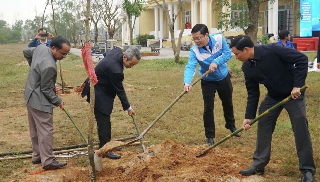 Thành đoàn Huế thực hiện 2 công trình “Hàng cây thanh niên”.