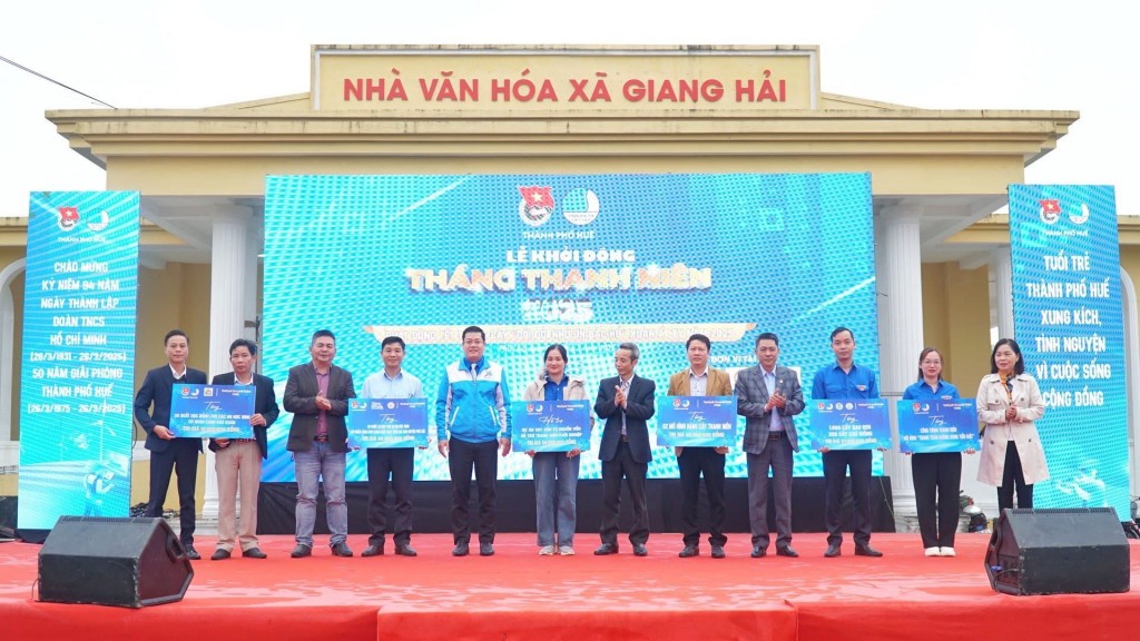 Trao bảng tượng trưng các công trình, phần việc thanh niên trong Tháng Thanh niên 2025