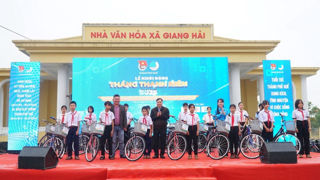 Trao tặng hỗ trợ 30 chiếc xe đạp cho các em học sinh khối THCS có hoàn cảnh gia đình khó khăn từ chuỗi “Hành trình xe đạp - nâng bước em đến trường”