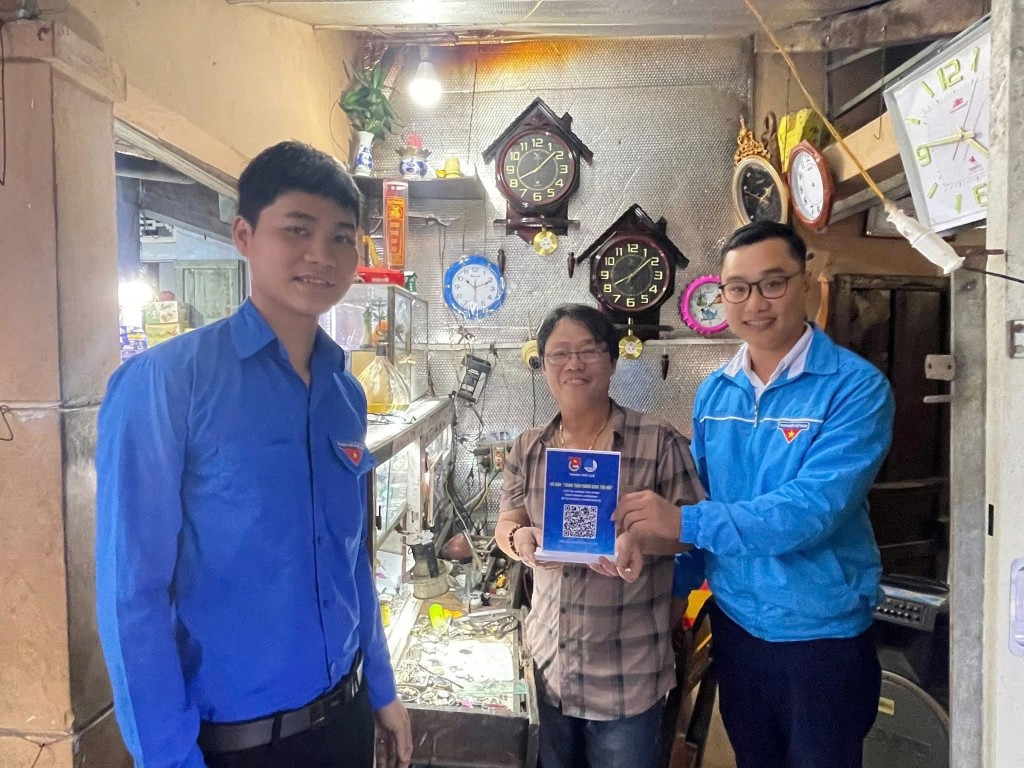 Trao tặng mã QR cho các hộ kinh doanh trên địa bàn TP Huế