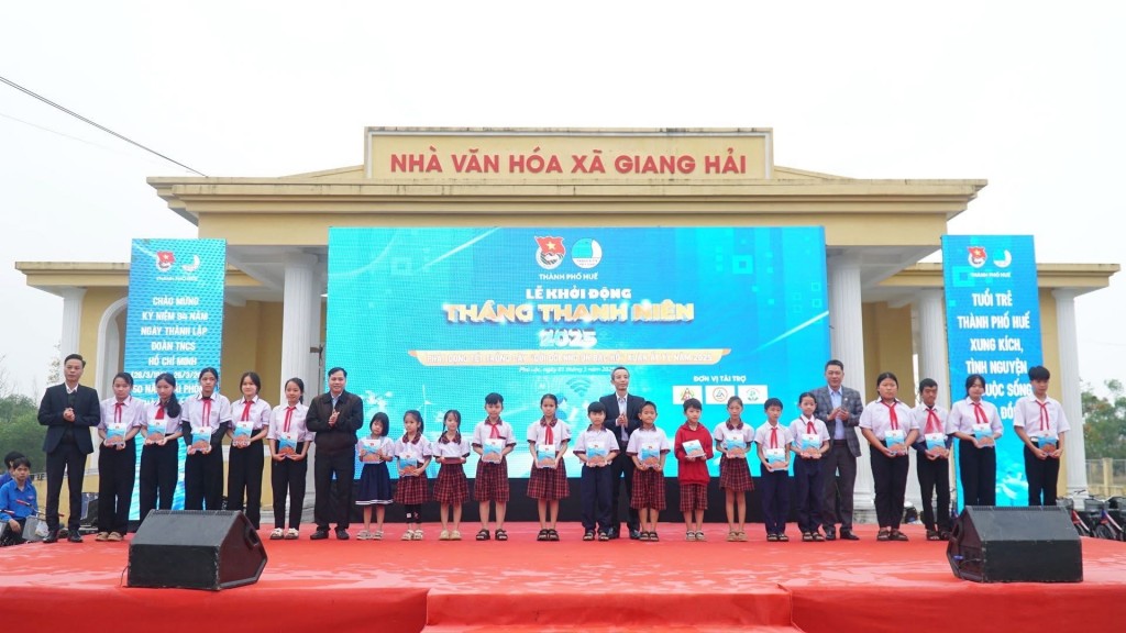 Trao 20 suất học bổng cho các em học sinh có hoàn cảnh gia đình khó khăn 
