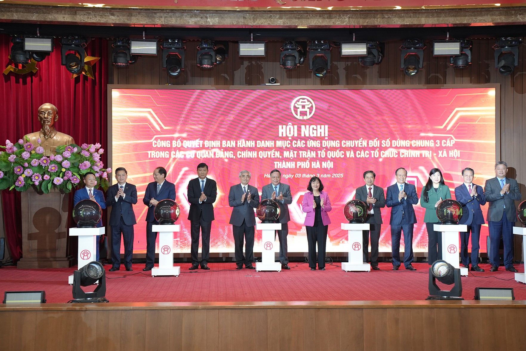 Các đại biểu nhấn nút khai trương Các ứng dụng chuyển đổi số sẽ hỗ trợ quản lý, điều hành và quản lý nghiệp vụ của TP Hà Nội Các đại biểu nhấn nút khai trương Các ứng dụng chuyển đổi số sẽ hỗ trợ quản lý, điều hành và quản lý nghiệp vụ của TP Hà Nội