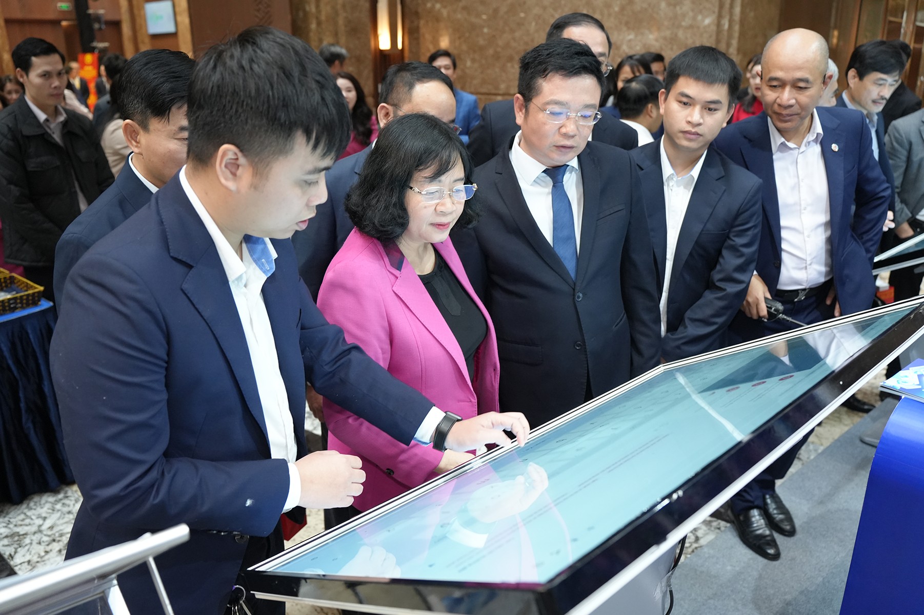 Các đại biểu trải nghiệm ứng dụng chuyển đổi số dùng chung 3 cấp