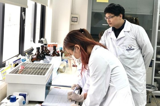 PGS.TS Trương Thanh Tùng hướng dẫn sinh viên nghiên cứu khoa học