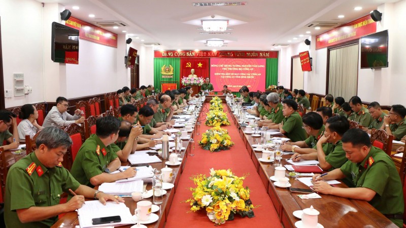 Toàn cảnh buổi làm việc tại Công an tỉnh Bình Phước.  Phó Bí thư Tỉnh ủy, Chủ tịch UBND tỉnh Trần Tuệ Hiền chủ trì buổi tiếp và làm việc với đoàn.