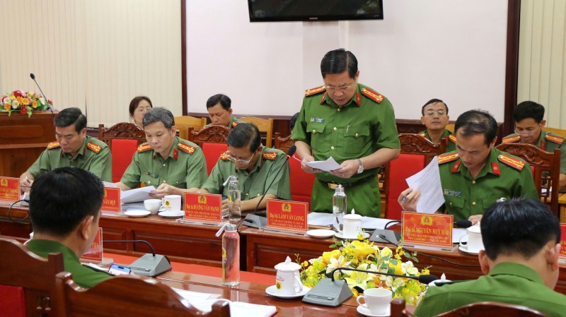 Đại tá Lâm Văn Long, Phó Giám đốc Công an tỉnh Bình Phước báo cáo về kết quả các mặt công tác công an của Công an tỉnh Bình Phước.