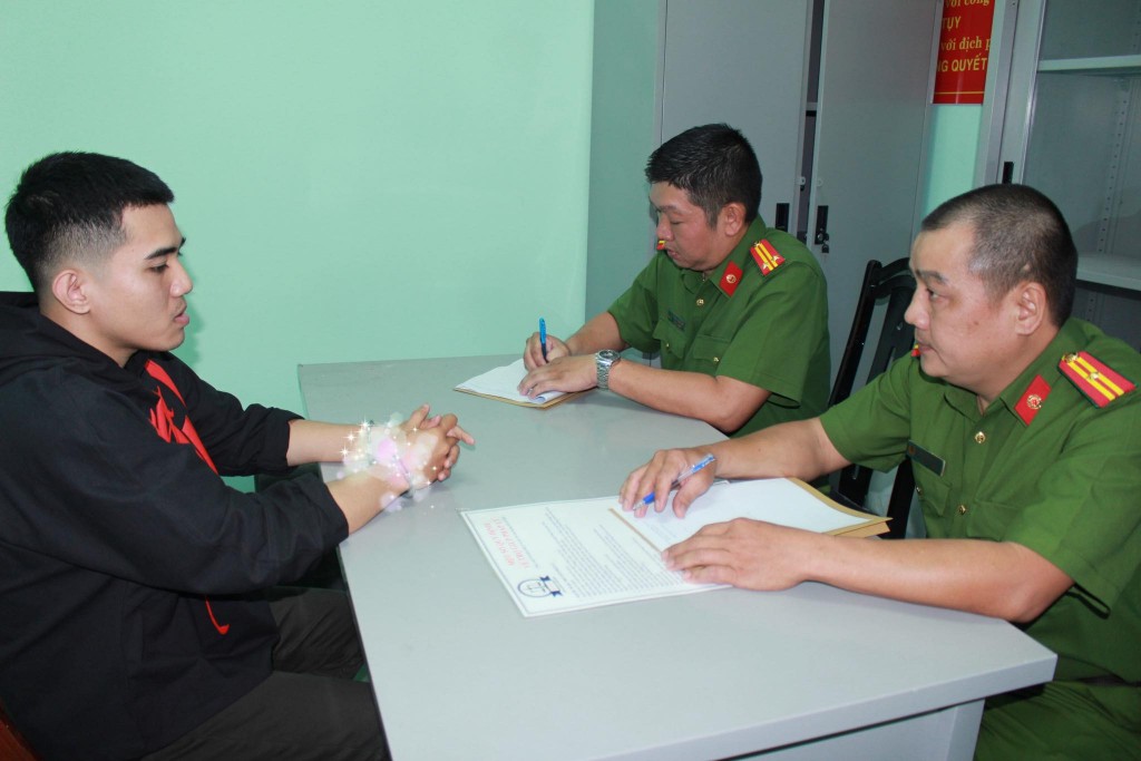 Đối tượng Hồ Ngọc Tuấn tại cơ quan điều tra. Ảnh: Công an cung cấp
