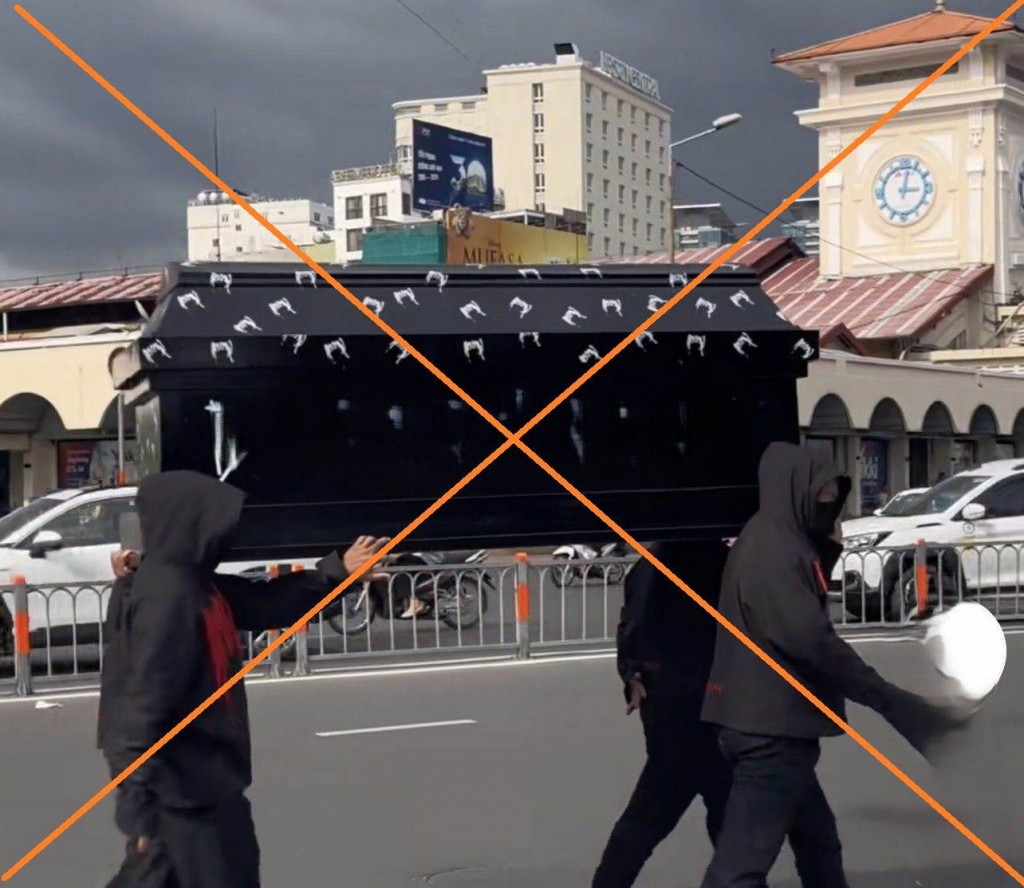 Hình ảnh nhóm thanh niên mang quan tài đi trước chợ Bến Thành (Quận 1) gây phản cảm. Ảnh: Đông Hoàng