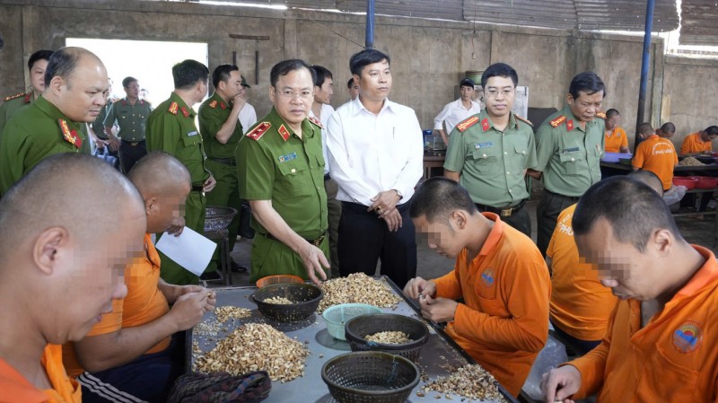 Thứ trưởng Nguyễn Văn Long cùng đoàn công tác thăm chỗ ở, sinh hoạt và lao động của học viên.
