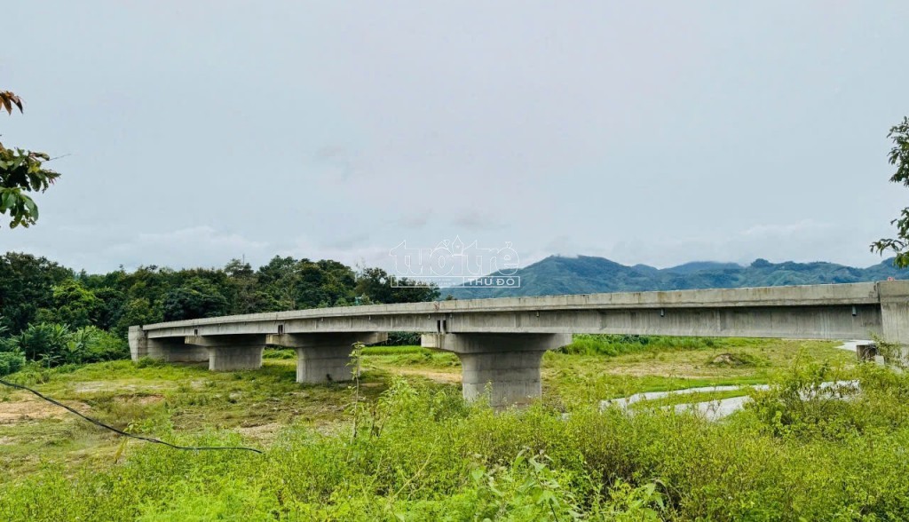 Kon Tum: Cầu thi công 3 năm vẫn nằm “đắp chiếu”