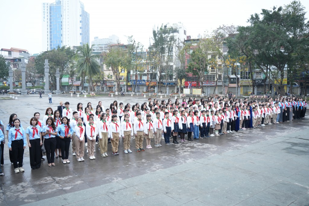 135 đại biểu thiếu nhi cùng các tổng phụ trách của 37 liên đội dâng hương tại tượng đài vua Quang Trung 135 đại biểu thiếu nhi cùng các tổng phụ trách của 37 liên đội dâng hương tại tượng đài vua Quang Trung