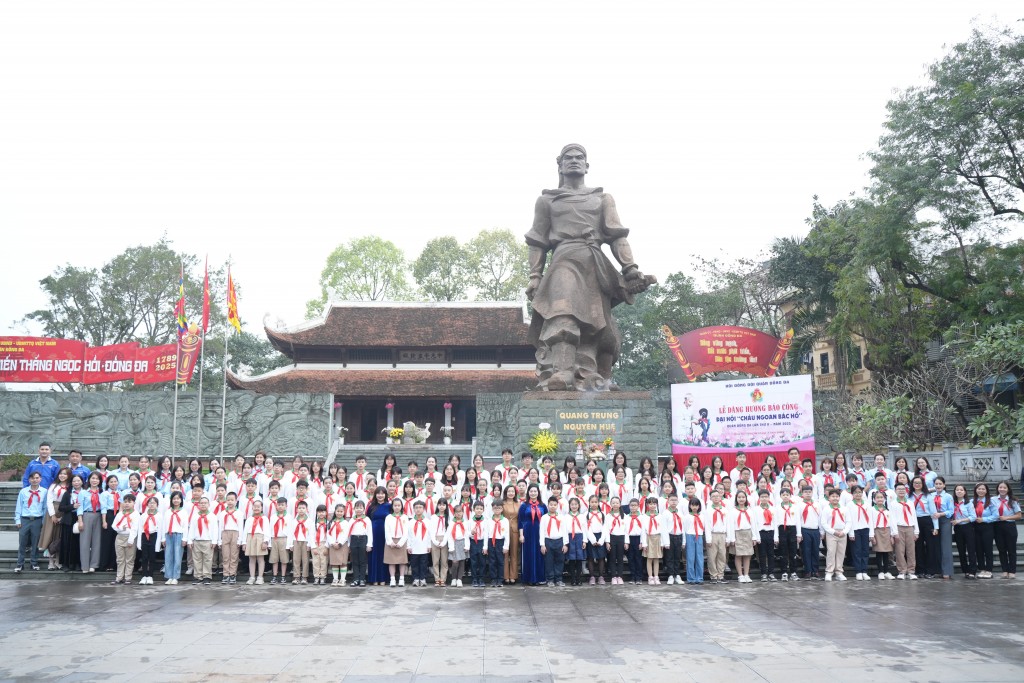 Các đại biểu thiếu nhi dâng hương và chụp hình lưu niệm tại tượng đài vua Quang Trung Các đại biểu thiếu nhi dâng hương và chụp hình lưu niệm tại tượng đài vua Quang Trung