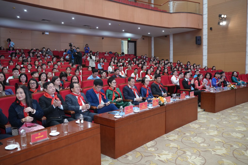 Đại hội có sự góp mặt của lãnh đạo Thành đoàn Hà Nội, lãnh đạo quận Đống Đa cùng 135 đại biểu học sinh đại diện cho hơn 40.000 đội viên, thiếu nhi toàn quận Đại hội có sự góp mặt của lãnh đạo Thành đoàn Hà Nội, lãnh đạo quận Đống Đa cùng 135 đại biểu học sinh đại diện cho hơn 40.000 đội viên, thiếu nhi toàn quận