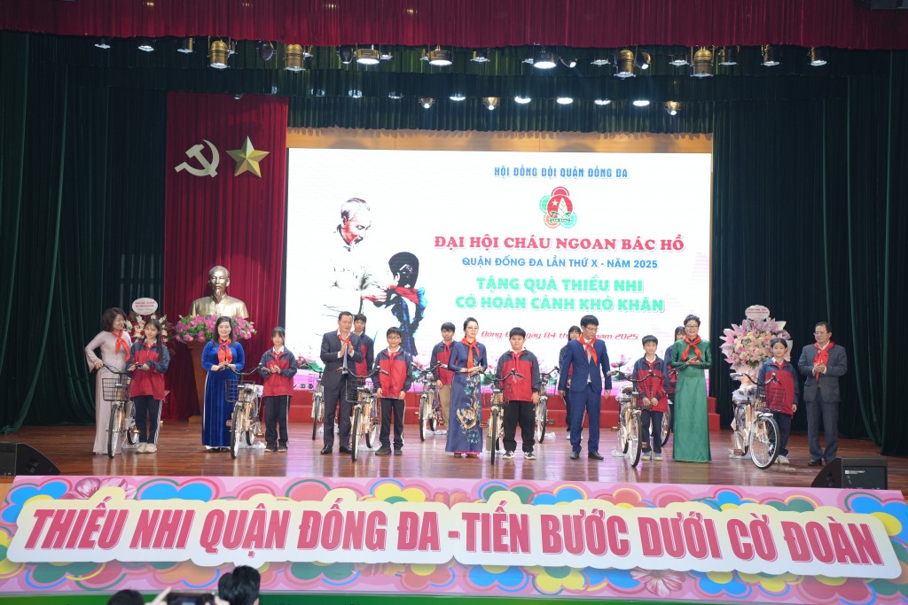 Các đại biểu trao tặng xe cho 10 em thiếu nhi có hoàn cảnh khó khăn Các đại biểu trao tặng xe cho 10 em thiếu nhi có hoàn cảnh khó khăn