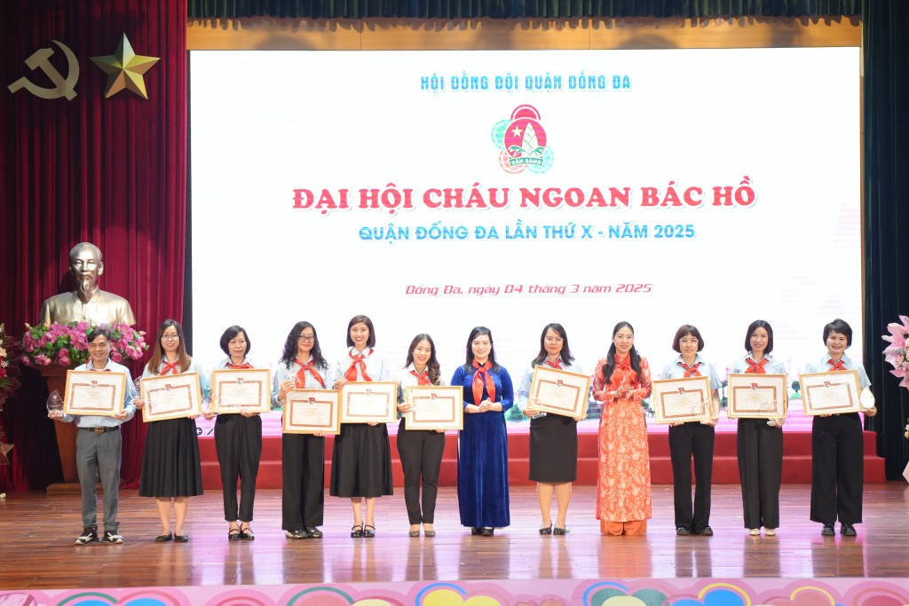 Các tập thể và cá nhân đã có thành tích xuất sắc trong Công tác Đội và phong trào thiếu nhi quận Đống Đa nhiệm kỳ 2020 - 2025 được nhận khen thưởng Các tập thể và cá nhân đã có thành tích xuất sắc trong Công tác Đội và phong trào thiếu nhi quận Đống Đa nhiệm kỳ 2020 - 2025 được nhận khen thưởng