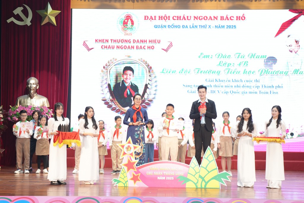 Đồng chí Đào Đức Việt – Phó bí thư Thành đoàn, Chủ tịch Hội đồng Đội Thành phố Hà Nội và đồng chí Nguyễn Thị Minh Hiền – Ủy viên Thường vụ, Chủ tịch Ủy ban MTTQ Việt Nam Quận trao kỷ niệm chương và giấy khen tới các em học sinh Đồng chí Đào Đức Việt – Phó bí thư Thành đoàn, Chủ tịch Hội đồng Đội Thành phố Hà Nội và đồng chí Nguyễn Thị Minh Hiền – Ủy viên Thường vụ, Chủ tịch Ủy ban MTTQ Việt Nam Quận trao kỷ niệm chương và giấy khen tới các em học sinh