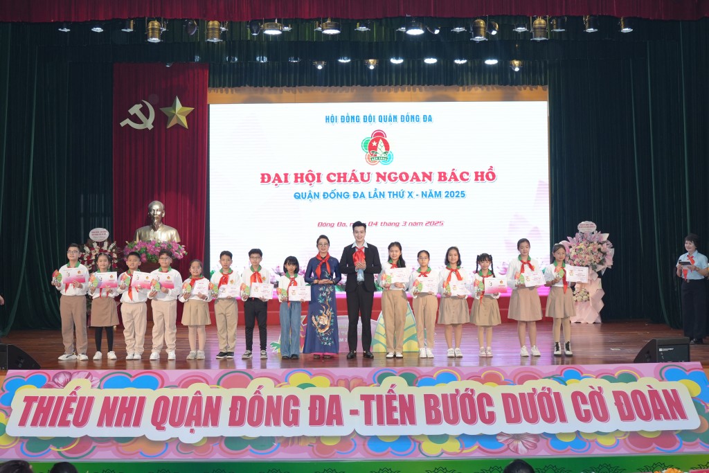 Đồng chí Đào Đức Việt – Phó bí thư Thành đoàn, Chủ tịch Hội đồng Đội Thành phố Hà Nội và đồng chí Nguyễn Thị Minh Hiền – Ủy viên Thường vụ, Chủ tịch Ủy ban MTTQ Việt Nam Quận trao kỷ niệm chương và giấy khen tới các em học sinh Đồng chí Đào Đức Việt – Phó bí thư Thành đoàn, Chủ tịch Hội đồng Đội Thành phố Hà Nội và đồng chí Nguyễn Thị Minh Hiền – Ủy viên Thường vụ, Chủ tịch Ủy ban MTTQ Việt Nam Quận trao kỷ niệm chương và giấy khen tới các em học sinh