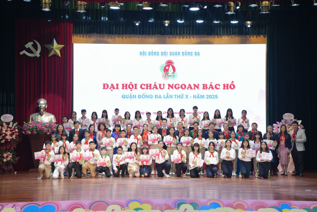 135 đội viên xuất sắc được nhận giấy khen 135 đội viên xuất sắc được nhận giấy khen