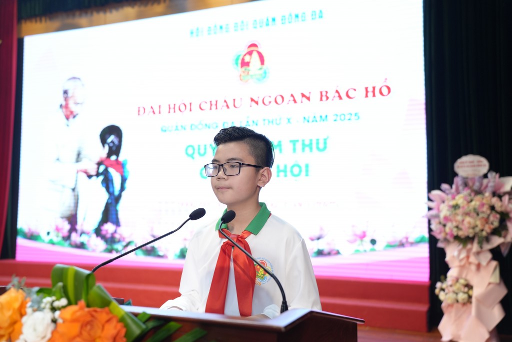 Em Lương Hiểu Minh – Học sinh lớp 5A trường TH Trung Tự đại diện cho Thiếu nhi quận Đống Đa lên trình bày Quyết tâm thư của Đại hội Em Lương Hiểu Minh – Học sinh lớp 5A trường TH Trung Tự đại diện cho Thiếu nhi quận Đống Đa lên trình bày Quyết tâm thư của Đại hội