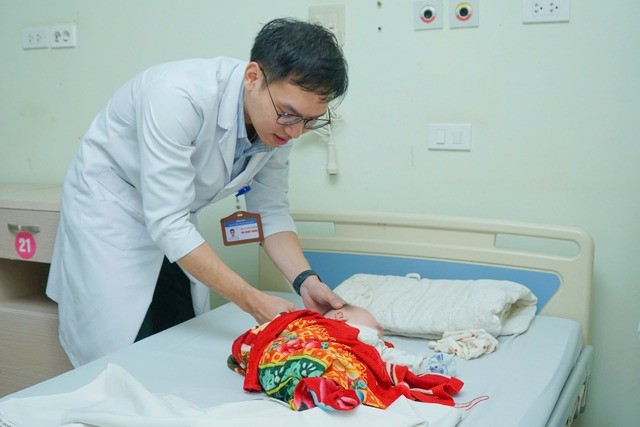 Phẫu thuật bé sơ sinh 3 ngày tuổi bị thoát vị tủy, màng tuỷ