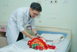 Phẫu thuật bé sơ sinh 3 ngày tuổi bị thoát vị tủy, màng tuỷ