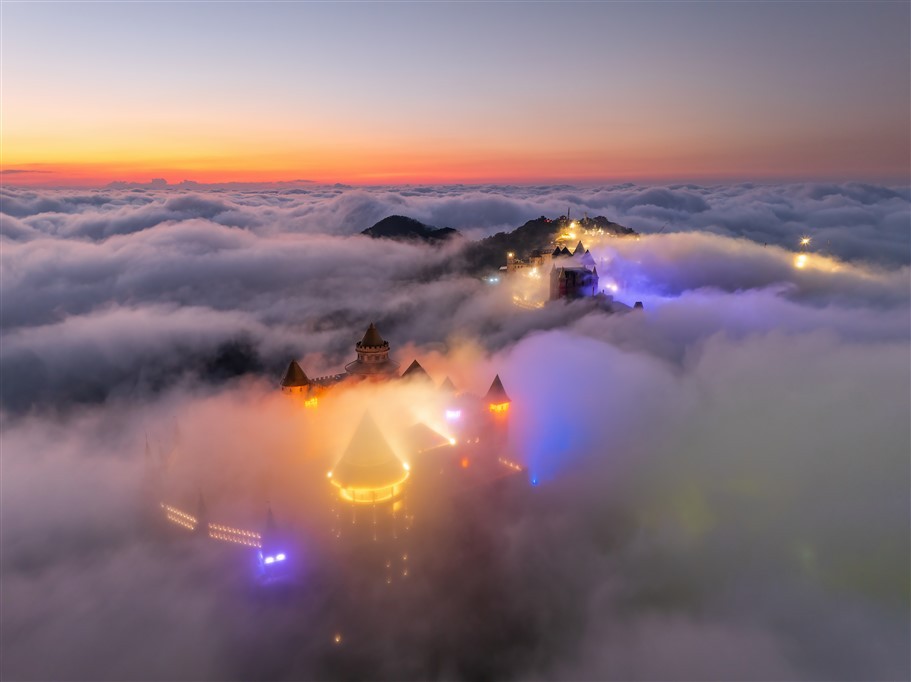 Những ngày này, Sun World Ba Na Hills vào buổi sáng sớm hay khi chiều buông xuống mang một vẻ đẹp huyền ảo, như bước ra từ câu chuyện cổ tích, hấp dẫn du khách bởi cảnh sắc thần tiên mê đắm và không khí trong lành. (Ảnh: Nhiếp ảnh gia Quốc Huy) Những ngày này, Sun World Ba Na Hills vào buổi sáng sớm hay khi chiều buông xuống mang một vẻ đẹp huyền ảo, như bước ra từ câu chuyện cổ tích, hấp dẫn du khách bởi cảnh sắc thần tiên mê đắm và không khí trong lành. (Ảnh: Nhiếp ảnh gia Quốc Huy)