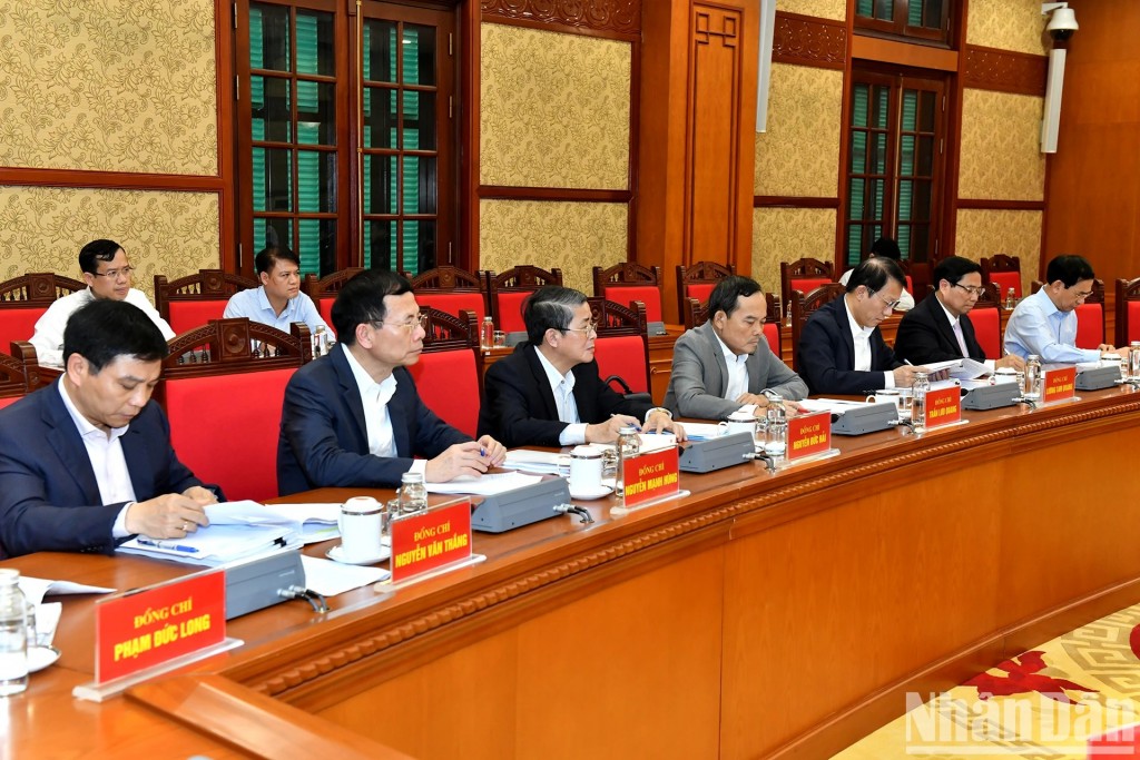 Các đồng chí thành viên Ban Chỉ đạo và các đại biểu tham dự phiên họp.