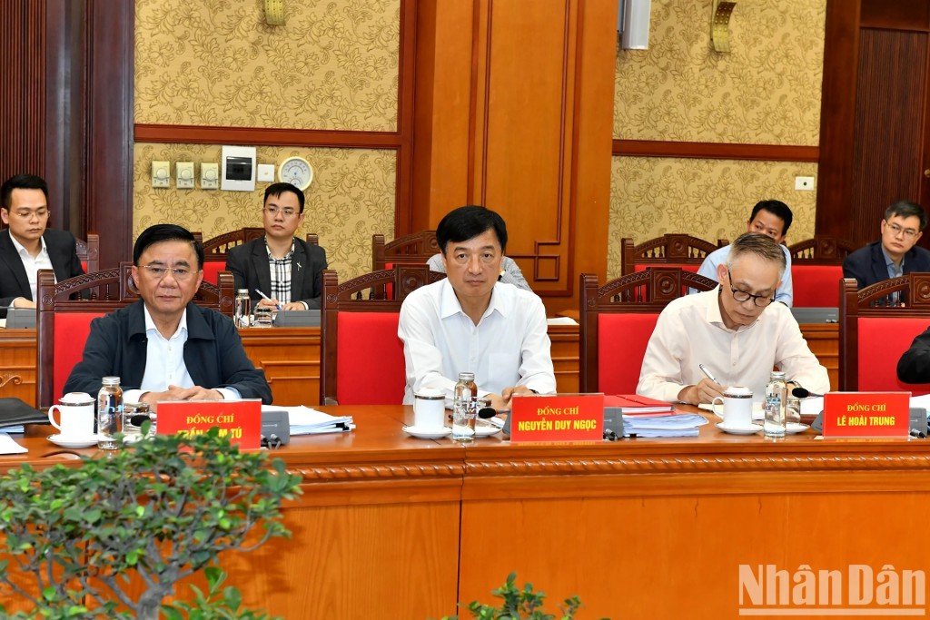 Thường trực Ban Bí thư Trần Cẩm Tú cùng các đồng chí thành viên Ban Chỉ đạo và các đại biểu tham dự phiên họp.
