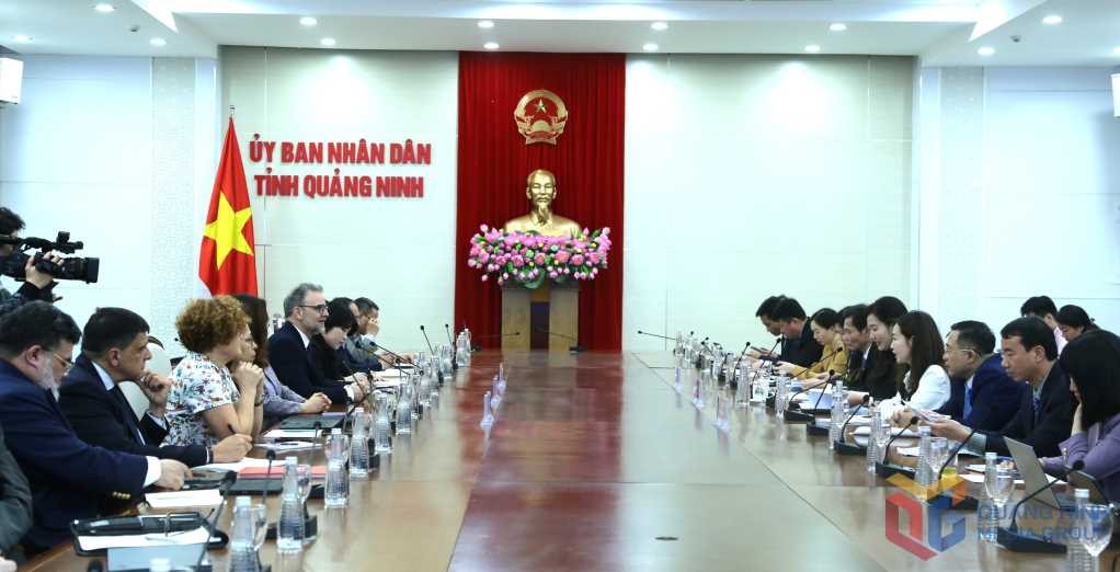 Quang cảnh buổi làm việc