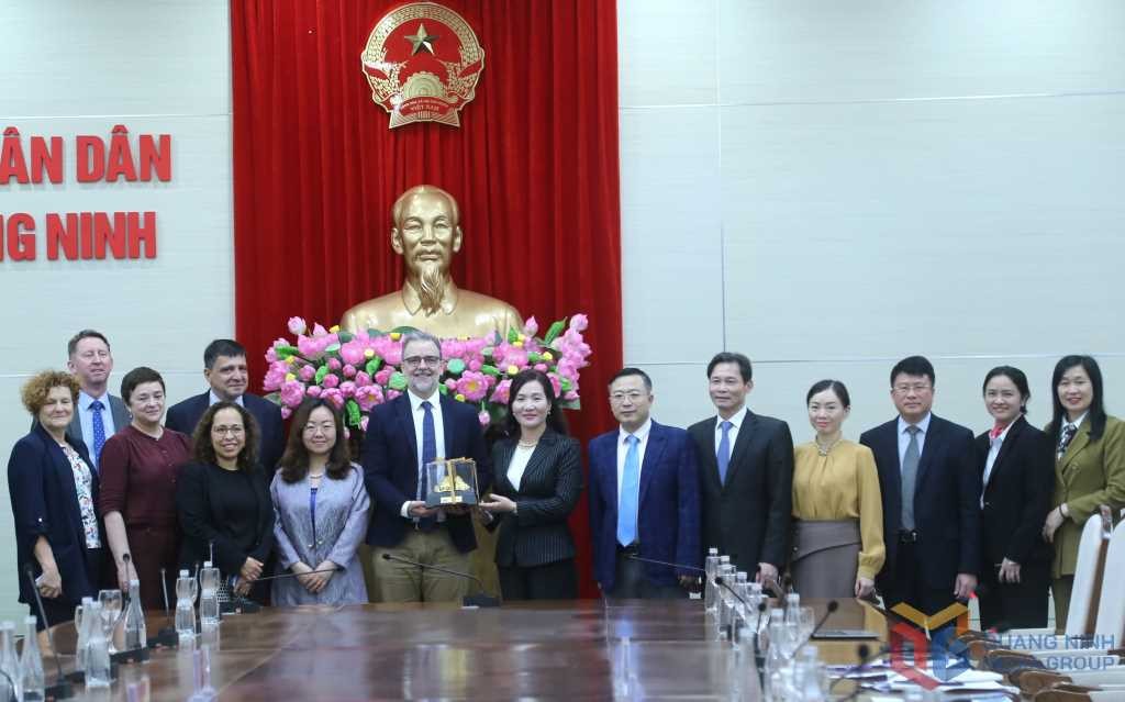 Lãnh đạo hai bên chụp ảnh lưu niệm