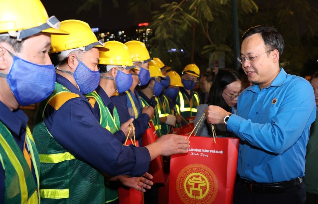 Thăm, động viên công nhân đang nạo vét sông Tô Lịch